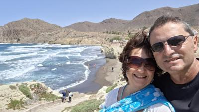 Playas salvajes en paisajes volc&aacute;nicos